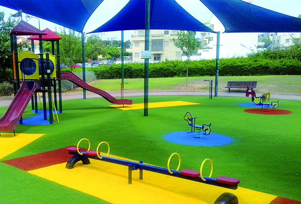 דשא עוז מספר אחת בדשא סינטטי משולב משטחי בטיחות